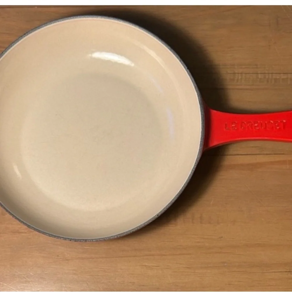 Le Creuset Skillet with Red Handle and Cream Interior - Picture 1 of 2
